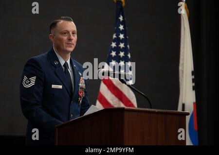 U.S. Air Force Tech. Sgt. Jordan Locke, sergent de vol de l'escadron 51st des forces de sécurité, parle lors de sa cérémonie de remise du prix Bronze Star à la base aérienne d'Osan, République de Corée, le 12 octobre 2022. Locke a remercié sa famille et ses collègues militaires pour leur soutien et leur motivation qui l'ont aidé à se déployer. Banque D'Images