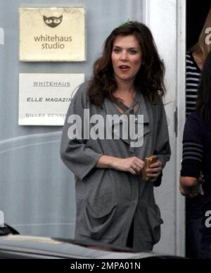 Exclusif !! Anna Friel, actrice britannique, a eu l'image parfaite pour une séance photo avec elle Magazine aujourd'hui. L'actrice « poussant les pâquerettes » est arrivée au studio avec une tenue décontractée, mais elle a été vue plus tard dans une robe à motif fleuri avec des chaussures rouges brillantes. Friel a passé l'après-midi aux studios Miauhaus et entre les séances a pris des pauses-fumeurs et a bavardé avec le personnel sur le set. Los Angeles, Californie. 2/21/08. Banque D'Images