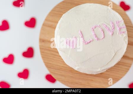 Gâteau Bento avec l'inscription Love and Hearts. Un petit gâteau coréen pour une personne. Un cadeau de dessert mignon pour un être cher pour n'importe quel séjour. Saint-Valentin Banque D'Images