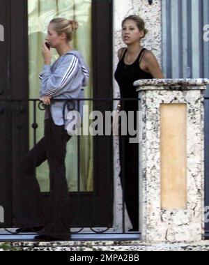 EXCLUSIF !! Malgré les récentes rumeurs de grossesse, Anna Kournikova a été repérée sur le balcon