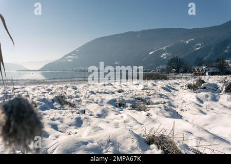 Paysage de carinthie enneigé au lac d'ossiach jour d'hiver ensoleillé Banque D'Images