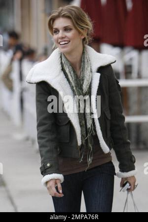 AnnaLynne McCord est prête pour la saison hivernale dans sa veste d'aviateur à doublure floue et ses bottes à lacets lors d'un voyage shopping à Beverly Hills. L'étoile « 90210 » s'est récemment séparée de son petit ami Kellan Lutz, mais on dit qu'elle avait une romance avec le beau modèle et l'acteur, car ils auraient été vus ensemble dans un motel plus tôt dans la semaine. Los Angeles, Californie. 11/20/10. Banque D'Images