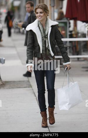 AnnaLynne McCord est prête pour la saison hivernale dans sa veste d'aviateur à doublure floue et ses bottes à lacets lors d'un voyage shopping à Beverly Hills. L'étoile « 90210 » s'est récemment séparée de son petit ami Kellan Lutz, mais on dit qu'elle avait une romance avec le beau modèle et l'acteur, car ils auraient été vus ensemble dans un motel plus tôt dans la semaine. Los Angeles, Californie. 11/20/10. Banque D'Images