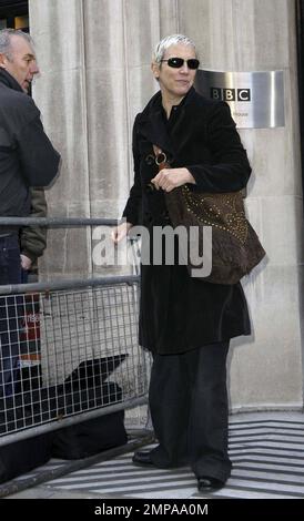 La rocker et ancienne chanteuse Eurythmics Annie Lennox porte un manteau noir avec un pantalon gris et porte un sac à main en daim marron alors qu'elle quitte BBC radio 2. Lennox était tout sourire alors qu'elle bavardait avec les fans sur son chemin. Londres, Royaume-Uni. 3/4/11. Banque D'Images