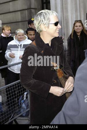 La rocker et ancienne chanteuse Eurythmics Annie Lennox porte un manteau noir avec un pantalon gris et porte un sac à main en daim marron alors qu'elle quitte BBC radio 2. Lennox était tout sourire alors qu'elle bavardait avec les fans sur son chemin. Londres, Royaume-Uni. 3/4/11. Banque D'Images