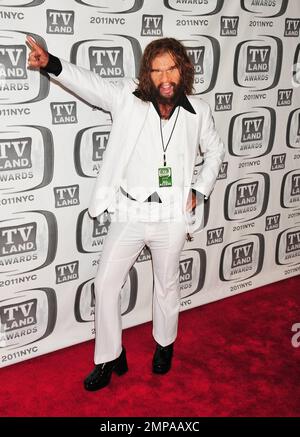 GEICO Caveman pose sur le tapis rouge lors des Prix annuels de terrain de télévision 9th qui se tiennent au Centre Javits. New York, NY. 04/10/11. Banque D'Images