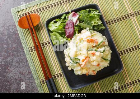 La salade de pommes de terre japonaise traditionnelle maison est distincte en raison de son ajout coloré de légumes frais, de texture crémeuse et de saveur arrondie cl Banque D'Images