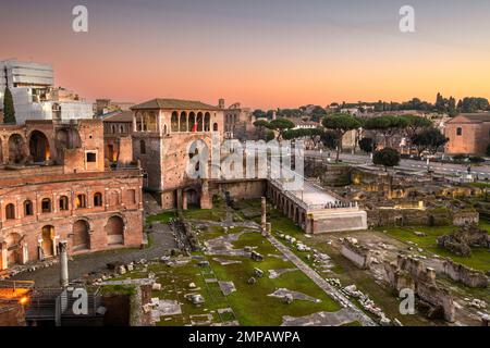 Rome, Italie surplombant le Forum de Trajan à la tombée de la nuit. Banque D'Images