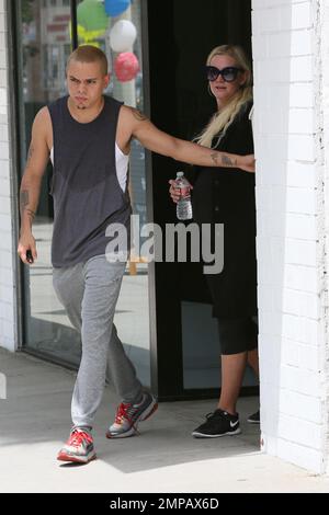 Ashlee Simpson et Evan Ross sortent de la salle de gym. Los Angeles, Californie. 12th mai 2015. Banque D'Images