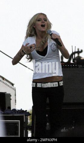 Ashlee Simpson se produit au Sunfest à Palm Beach FL et affiche un changement évident du profil du visage parmi les roumeurs d'un nosejob. 5/6/06 Banque D'Images