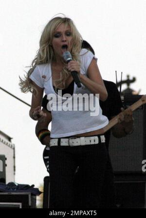 Ashlee Simpson se produit au Sunfest à Palm Beach FL et affiche un changement évident du profil du visage parmi les roumeurs d'un nosejob. 5/6/06 Banque D'Images