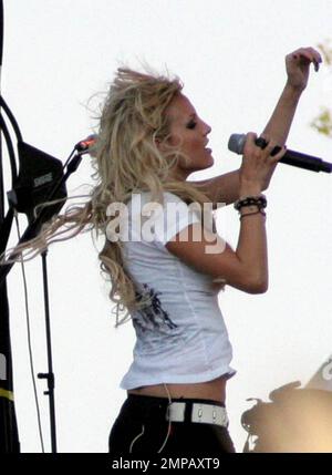 Ashlee Simpson se produit au Sunfest à Palm Beach FL et affiche un changement évident du profil du visage parmi les roumeurs d'un nosejob. 5/6/06 Banque D'Images