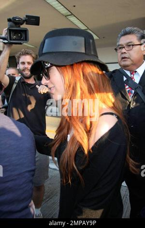 Ashlee Simpson-Wentz arrive à LAX, vêtue de la tête aux pieds en noir, et essayant d'éviter la caméra après une série d'entretiens de talk-show à NY faisant la promotion de la première de Melrose place, un remake de l'émission télévisée des années 90. Los Angeles, Californie 9/4/09. Banque D'Images