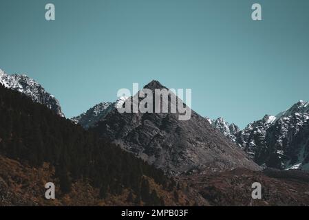 Panorama d'une montagne en pierre sous forme de pyramide sur fond de neige et d'une forêt de langues de glacier sur les rochers de l'Altaï pendant le Banque D'Images