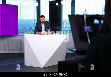 Présentateur et caméraman travaillant en studio. Diffusion de nouvelles Banque D'Images