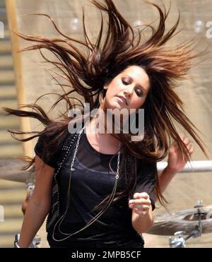 L'actrice et chanteuse Ashley Tisdale se produit dans le centre commercial Grove, devant une foule de fans qui hurlent. Elle a chanté une sélection de chansons de son nouveau CD "plaisir coupable". Los Angeles, Californie. 6/27/09. Banque D'Images