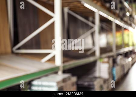 Vue floue des supports de stockage avec différents matériaux de construction dans l'entrepôt de gros Banque D'Images