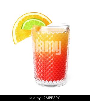 Cocktail frais alcoolique Tequila Sunrise isolé sur blanc Banque D'Images