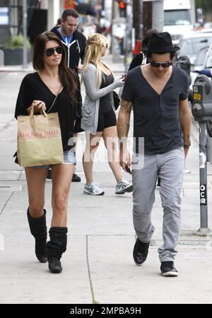 Audrina Patridge et le chanteur copain Ryan Cabrera vous transportent à emporter dans un restaurant végétarien. Audrina est adorable avec son short en denim et ses bottines, tandis que Ryan porte un t-shirt à col en V et fedora tendance. West Hollywood, Californie. 02/23/10. Banque D'Images