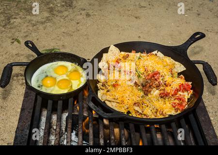 Feu de camp Huevos Rancheros Banque D'Images