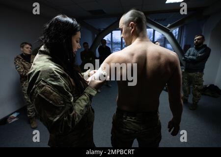 Kiev, Ukraine - 30 janvier 2023: Les civils et les médecins militaires participent à des cours de médecine tactique dirigés par une ONG, KoLeSo. Les forces militaires russes sont entrées en territoire ukrainien le 24 février 2022. (Photo de Kish Kim / Sipa USA) Banque D'Images