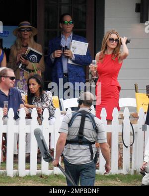 Look très élégant dans une robe rouge personnalité de télévision américaine Audrina Patridge sipped sur le champagne, Elle a bavardé et embrassé des amis pendant qu'elle filmait des scènes pour son nouveau spectacle de réalité VH1 « Audrina » lors du Sunday Brunch & Polo Kickoff de la coupe d'or Piaget de l'USPA, un jour après qu'elle ait joué du polo avec la styliste de longue date Joey Tierney aidée par quelques beaux hommes. Tout en se promenant sur le vert dans sa robe rouge qui s'est enfoncée dans le dos Patridge a montré sa figure mince. Wellington, Floride. 03/06/11. Banque D'Images