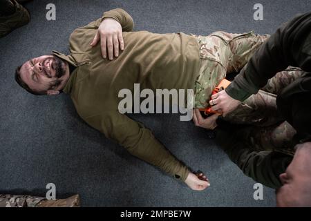 Kiev, Ukraine - 30 janvier 2023: Les civils et les médecins militaires participent à des cours de médecine tactique dirigés par une ONG, KoLeSo. Les forces militaires russes sont entrées en territoire ukrainien le 24 février 2022. (Photo de Kish Kim / Sipa USA) Banque D'Images