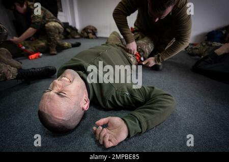 Kiev, Ukraine - 30 janvier 2023: Les civils et les médecins militaires participent à des cours de médecine tactique dirigés par une ONG, KoLeSo. Les forces militaires russes sont entrées en territoire ukrainien le 24 février 2022. (Photo de Kish Kim / Sipa USA) Banque D'Images