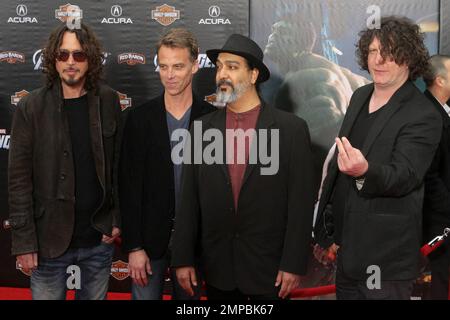 Soundgarden à la première mondiale des Avengers de Marvel au théâtre El Capitan. Los Angeles, Californie. 11th avril 2012. . Banque D'Images