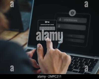 Concept d'authentification en deux étapes (2FA). 2023, alerte de code de vérification et d'icône de clé sur le smartphone lors de l'utilisation de l'ordinateur pour la page de validation du mot de passe, IDE Banque D'Images