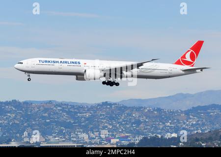 Avion Boeing 777 de Turkish Airlines. Avion Boeing 777-300ER de Turkish Airlines avant l'atterrissage. Avion TC-JJV. Banque D'Images