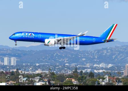 Atterrissage d'un avion ATI Airways Airbus A350. Nouvelle compagnie aérienne nationale d'Italie. Décoration bleue sur l'avion A350-900 d'ITA Airways, Italia transporte Aereo. Banque D'Images