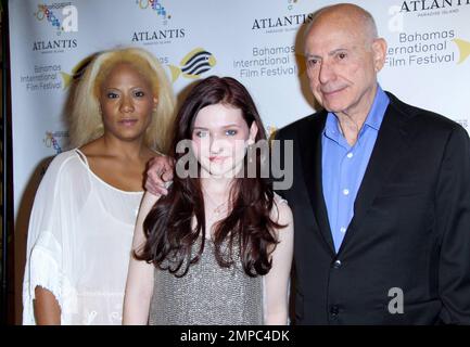 Alan Arkin en compagnie de Leslie Vanderpool, fondateur de BIFF, et de l'actrice Abigail Breslin lors d'un événement organisé au Festival international du film des Bahamas (BIFF) en 7th pour honorer Arkin avec le prix de réalisation de carrière du festival. Organisé au théâtre Atlantis, la co-star « Little Miss Sunshine » d'Arkin, Breslin, lui a remis le prix. Nassau, BHS. 12/04/10. Banque D'Images