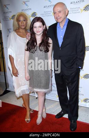 Alan Arkin en compagnie de Leslie Vanderpool, fondateur de BIFF, et de l'actrice Abigail Breslin lors d'un événement organisé au Festival international du film des Bahamas (BIFF) en 7th pour honorer Arkin avec le prix de réalisation de carrière du festival. Organisé au théâtre Atlantis, la co-star « Little Miss Sunshine » d'Arkin, Breslin, lui a remis le prix. Nassau, BHS. 12/04/10. Banque D'Images