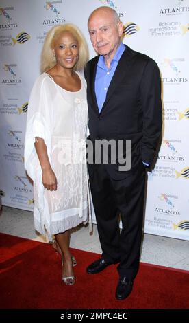 Alan Arkin avec Leslie Vanderpool, fondateur de la BIFF, lors d'un événement organisé au Festival international du film des Bahamas (BIFF) en 7th pour honorer Arkin avec le prix de carrière du festival. Organisé au théâtre Atlantis, la co-star « Little Miss Sunshine » d'Arkin, Oscar nominé Abigail Breslin, lui a remis le prix. Nassau, BHS. 12/04/10. Banque D'Images