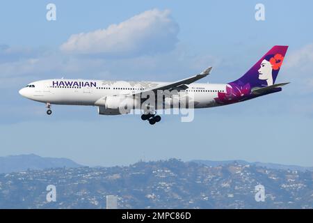 Atterrissage de l'avion Airbus A330 de Hawaiian Airlines. Avion A330-200 de Hawaiian Airlines. Banque D'Images
