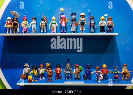 Nuremberg, Allemagne. 31st janvier 2023. Différentes figures sont exposées sur le stand Playmobil pendant le Spielwarenmesse. Le Spielwarenmesse de 72nd va de 1 février au 5, 2023. Credit: Daniel Karmann/dpa/Alay Live News Banque D'Images