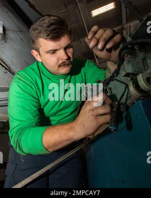 221008-N-NX635-1052 OCÉAN PACIFIQUE (12 octobre 2022) mécanicien de structure de 2e classe de l'aviation de la marine américaine Kyle Newton, de Decatur, en Illinois, inspecte un stabilisateur pendant la maintenance de phase d'un hélicoptère MH-60R Sea Hawk, des « Battlecats » de l'Helicopter maritime Strike Squadron (HSM) 73 à bord du porte-avions USS Nimitz (CVN 68). Nimitz Carrier Strike Group prépare un déploiement à venir. Hangarbay, maintenance, Nimitz, en cours, Banque D'Images