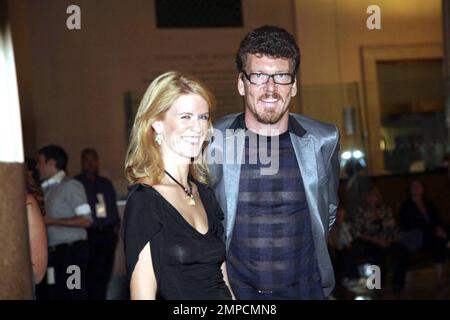 Simon Van Kempen et sa femme Alex McCord assistent au spectacle de mode BE Eco chic Spring 2009 au American Musieum of Natural History à New York, NY. 9/4/08. Banque D'Images