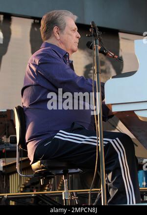 Brian Wilson, de « The Beach Boys », se produit en concert dans le cadre de la visite anniversaire de 50th au Raleigh Amphitheater de Raleigh, en Caroline du Nord. 29th avril 2012. Banque D'Images