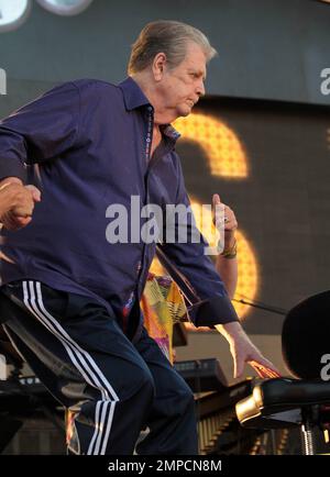 Brian Wilson, de « The Beach Boys », se produit en concert dans le cadre de la visite anniversaire de 50th au Raleigh Amphitheater de Raleigh, en Caroline du Nord. 29th avril 2012. Banque D'Images