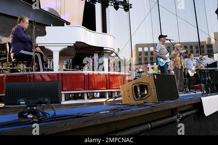 (l-r) Brian Wilson, David Marks, Mike Love, Al Jardine et Bruce Johnston de « The Beach Boys » se sont produits en concert dans le cadre de la visite anniversaire 50th à l'amphithéâtre de Raleigh, en Caroline du Nord. 29th avril 2012. Banque D'Images