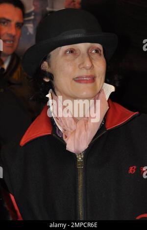 L'actrice Bebe Neuwirth, 52 ans, peut-être mieux connue pour son rôle de l'épouse à l'écran de Kelsey Grammer, Dr. Lilith Sternin, dans les séries télé 'Cheers' et 'Frasier', porte un chapeau et se démaquille à l'extérieur du Lunt-Fontanne Theatre après sa représentation dans la comédie musicale 'The Addams Family' où elle joue Morticia. Selon des rapports, l'actrice Brooke Shields prendra le rôle de Morticia. New York, NY. 03/31/11. Banque D'Images