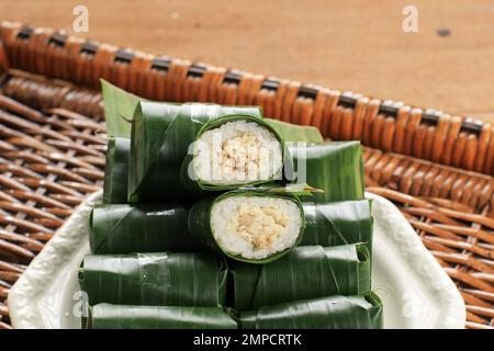 Le citron est un plat traditionnel indonésien à base de riz gluant ou Sticky, cuit à la vapeur avec du lait de coco, avec un fil de poulet à l'intérieur et enveloppé de banane Banque D'Images