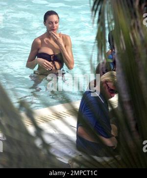 Boris Becker et sa petite amie Sharlely Kersenberg passent du temps avec les enfants au bord de la piscine et sur la plage. Boris et son fils aîné, Noah, jouèrent les bras l'un de l'autre et Becker attrapa son fils plus jeune (blond) Elias et se prêta à manger son bras, pour le plus grand plaisir de son fils. Miami Beach, Floride 9/1/07. Tous Banque D'Images