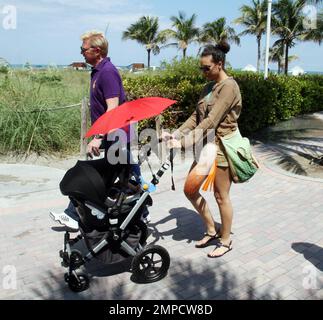 EXCLUSIF !! Boris Becker et son épouse Sharlely font une promenade le long de la promenade avec le fils de trois mois du couple, Amadeus. Sharlely semble obtenir son corps d'avant-bébé de retour et a montré ses jambes dans une paire de shorts. Miami, Floride. 5/26/10. Banque D'Images