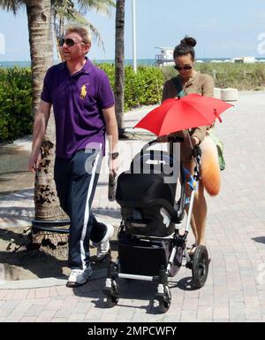 EXCLUSIF !! Boris Becker et son épouse Sharlely font une promenade le long de la promenade avec le fils de trois mois du couple, Amadeus. Sharlely semble obtenir son corps d'avant-bébé de retour et a montré ses jambes dans une paire de shorts. Miami, Floride. 5/26/10. Banque D'Images