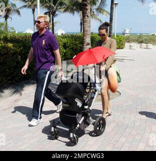 EXCLUSIF !! Boris Becker et son épouse Sharlely font une promenade le long de la promenade avec le fils de trois mois du couple, Amadeus. Sharlely semble obtenir son corps d'avant-bébé de retour et a montré ses jambes dans une paire de shorts. Miami, Floride. 5/26/10. Banque D'Images