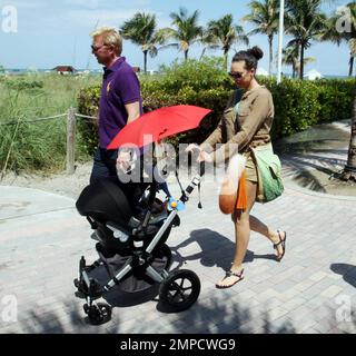 EXCLUSIF !! Boris Becker et son épouse Sharlely font une promenade le long de la promenade avec le fils de trois mois du couple, Amadeus. Sharlely semble obtenir son corps d'avant-bébé de retour et a montré ses jambes dans une paire de shorts. Miami, Floride. 5/26/10. Banque D'Images