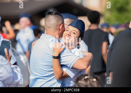 Plus de 700 aviateurs affectés à l'escadron d'entraînement 331st ont obtenu leur diplôme de l'entraînement militaire de base à la base interarmées de San Antonio-Lackland, Texas, du 12 au 13 octobre 2022. Le colonel John Kramer, commandant, 7th Bomb Wing, base aérienne de Dyess, Texas, a passé en revue la cérémonie. Banque D'Images